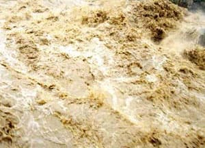Cứu 7 người lật thuyền trong lũ