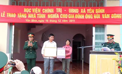 Bàn giao nhà tình nghĩa cho gia đình ông Bùi Văn Đông