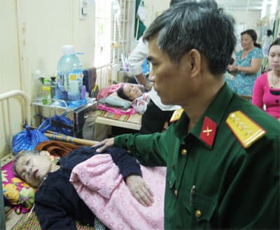 Thay đồng đội dưỡng mẹ già