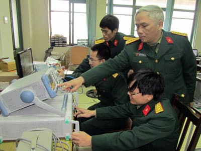 Chủ động nghiên cứu tài liệu giảng dạy, khai thác khí tài mới
