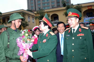Thượng tướng Nguyễn Huy Hiệu dự lễ giao quân tại Thừa Thiên-Huế