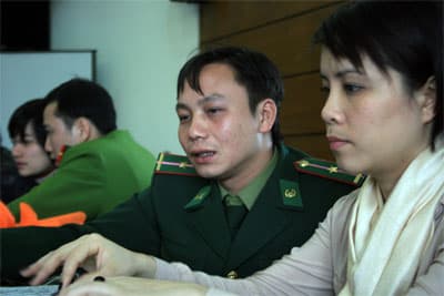 Khoác áo blu truy bắt tội phạm