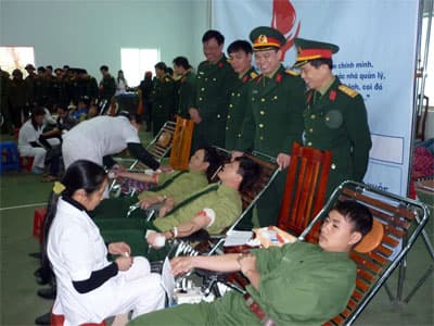 1000 cán bộ, chiến sĩ và đoàn viên, thanh niên hiến máu tình nguyện