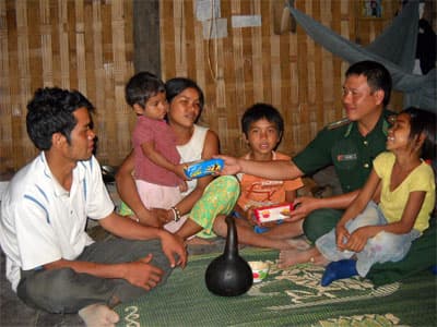 Mỗi cán bộ nhận đỡ đầu một hộ gia đình nghèo