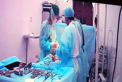 Khen thưởng các thầy thuốc thực hiện thành công ca sinh mổ đầu tiên tại Trường Sa