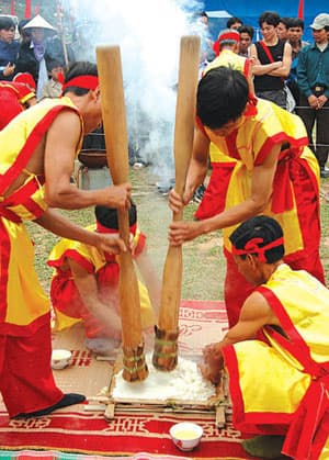 Thi “Gói, nấu bánh chưng và giã bánh giầy” tại Lễ hội đền Hùng