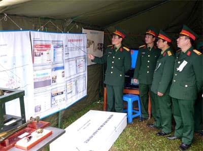 Bộ đội đảo Mắt dùng internet