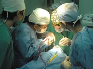Phẫu thuật cho những trẻ bị dị tật ở Mường Nhé
