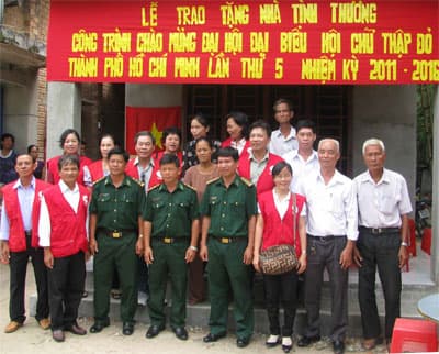 Trao nhà đại đoàn kết tặng gia đình nghèo