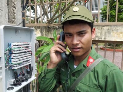 Tiết kiệm phụ cấp, gửi về giúp vợ