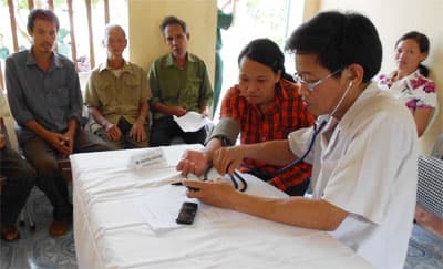 Ân cần trị bệnh giúp dân