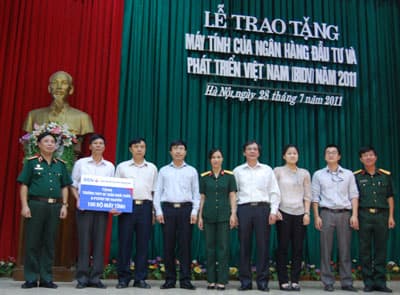 BIDV tặng máy vi tính cho 2 trường học do Học viện Khoa học Quân sự bảo trợ