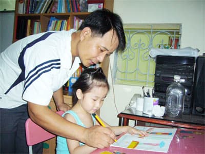 Con muốn viết chữ đẹp như bố Tuấn!