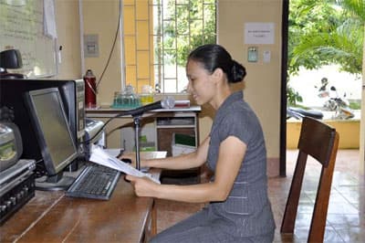 Cô gái... đọc
