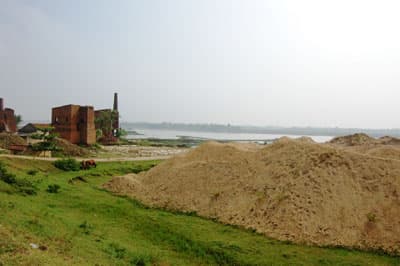 Bán đất, hết việc “ngồi không”