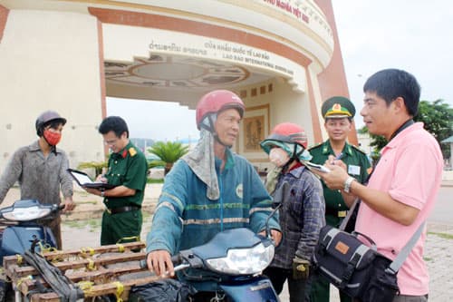 Một ngày ở Cửa khẩu Quốc tế Lao Bảo (Quảng Trị)