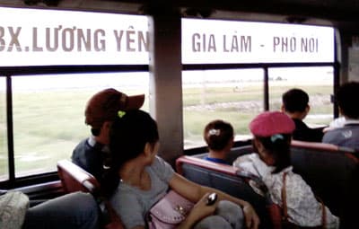 Xe bus chuyển bến, khách “mỏi mắt” chờ gần bến cũ