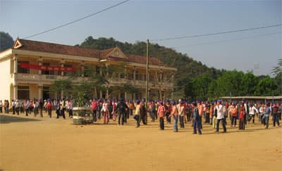 Phải hiến đất thôi!
