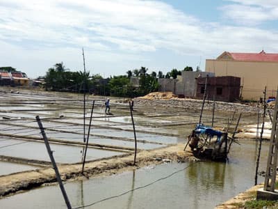 "Cột điện" ngả nghiêng trên đồng muối