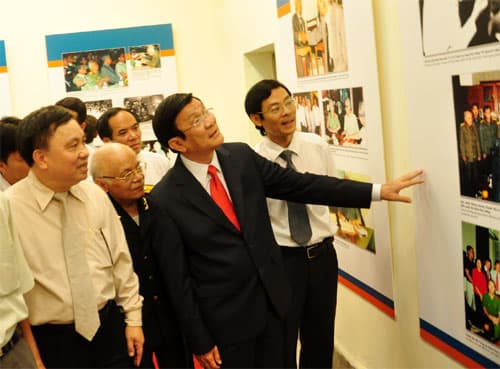 Chủ tịch nước Trương Tấn Sang cắt băng khai mạc triển lãm ảnh Đại tướng Võ Nguyên Giáp