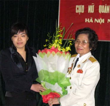 "Nữ biệt kích" tóc phi-dê