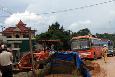 Tắc đường do xe chở gỗ… tụt hố