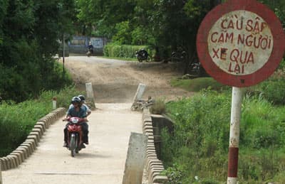 Cấm qua cầu, dân đi đường nào?