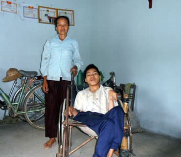 Chồng mất vì ung thư, một mình nuôi con câm điếc, liệt nửa người