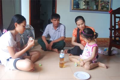 Vợ chồng anh Hùng và cô con gái 6 tuổi