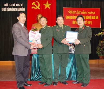 Báo Nhân Dân, Báo Quân đội nhân dân: Thăm, tặng quà Tết Bộ đội Biên phòng thành phố Hải Phòng