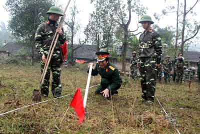 Lính rà phá bom mìn “sát hạch” trước khi “xung trận”