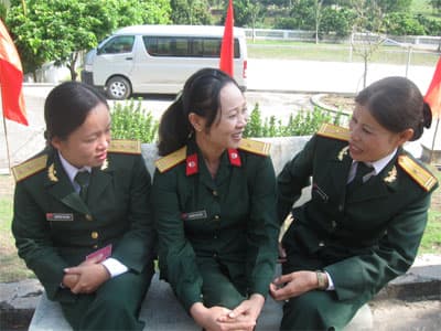 Cô bộ đội đồng hành cùng nông dân