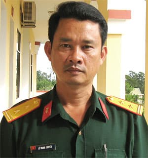 Đảng viên “tay lấm, chân bùn”