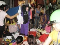 “Shop thời trang” vỉa hè - thực trạng cần được giải quyết