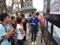 Chuyện trên cầu  Long Biên...