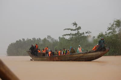 Chung tay giúp nhân dân vùng bị nạn