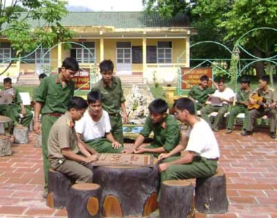 Cán bộ, sĩ quan gương mẫu đi đầu