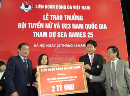 AVG tổ chức trao thưởng cho Đội tuyển bóng đá nữ và U23 Việt Nam