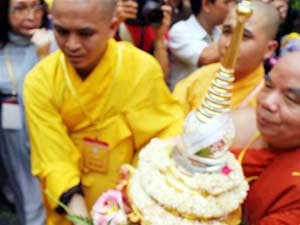 Cung nghinh Ngọc Xá lợi Phật về chùa Quán Sứ