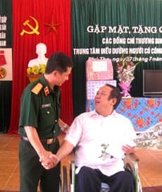 Thắm đượm nghĩa tình