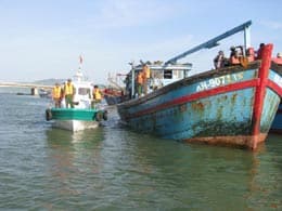 Cứu tàu bị nạn trên biển