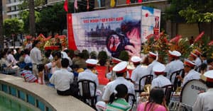Triển lãm ảnh “Việc nghĩa trên đất bạn”