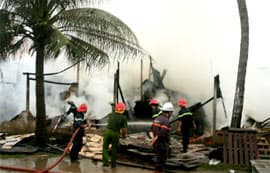Sét đánh, gây cháy xưởng gỗ, thiệt hại nhiều tỉ đồng