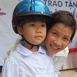 Tặng mũ bảo hiểm cho học sinh tiểu học