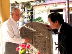 Chàng rể tìm được bia làng
