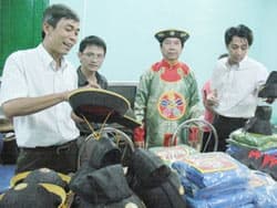 Tiếp nhận 46 bộ trang phục Nhã nhạc Huế