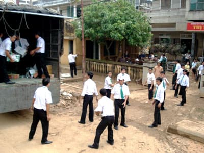 Hơn 200 triệu đồng hỗ trợ các nạn nhân trong xe khách bị lũ cuốn tại Hà Tĩnh