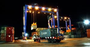Sôi động bến cảng đầu năm
