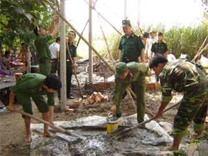 Vui ngày hội xuân, ấm tình quân-dân