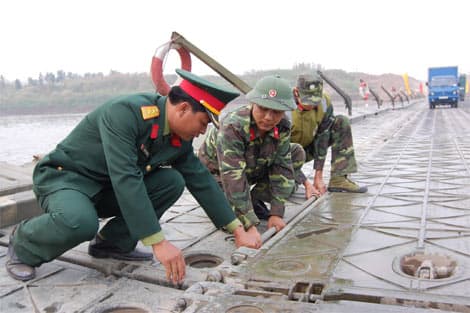 Cầu phao Chèm nối nhịp xuân